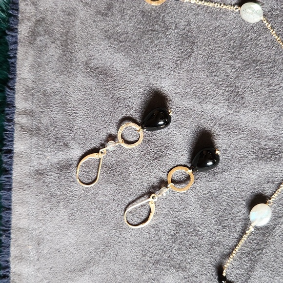 Yellow gold chain and earring set. Black and white stones. 14k gold. Gorgeous. - Picture 2 of 8